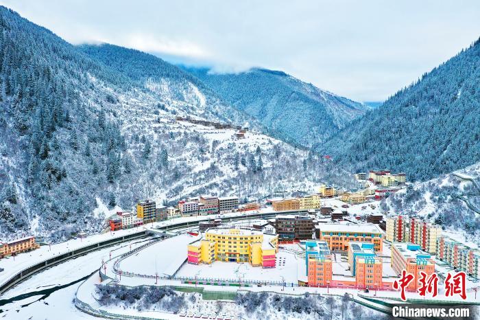 壤塘的雪后美景?！∪捞量h融媒體中心供圖