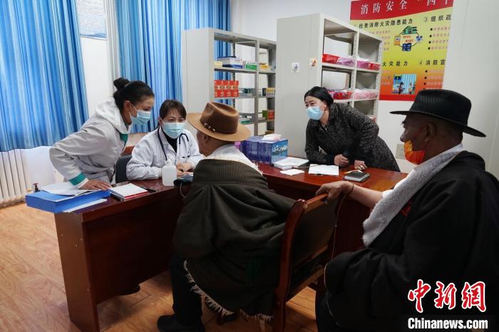 圖為骨科醫(yī)生為敬老院老人們進(jìn)行集中檢查。　馬銘言 攝