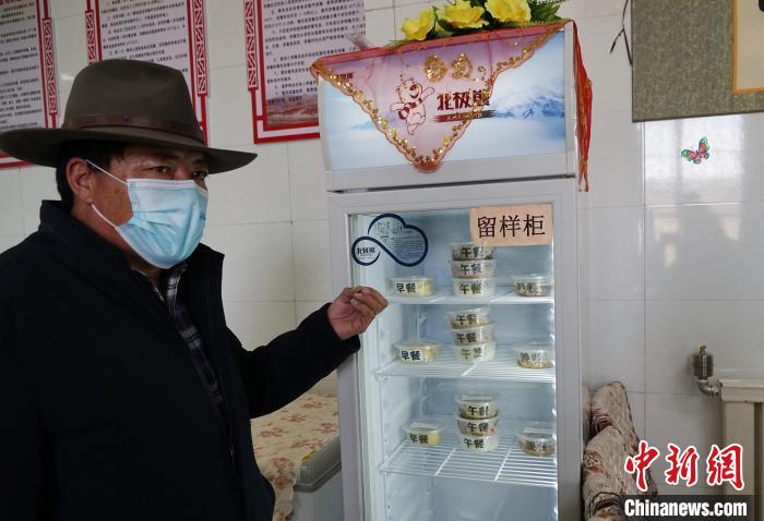 圖為敬老院院長德高介紹，老人們的三餐均有留樣記錄?！●R銘言 攝