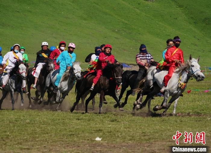 圖為選手進行3000米賽馬比賽?！●R銘言 攝