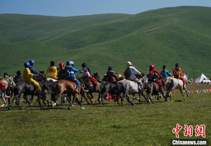 圖為選手進行3000米賽馬比賽?！●R銘言 攝