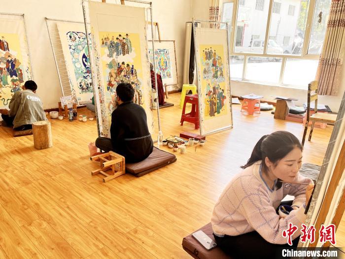 圖為畫室內(nèi)學(xué)徒練習(xí)繪畫唐卡?！●R文莉 供圖