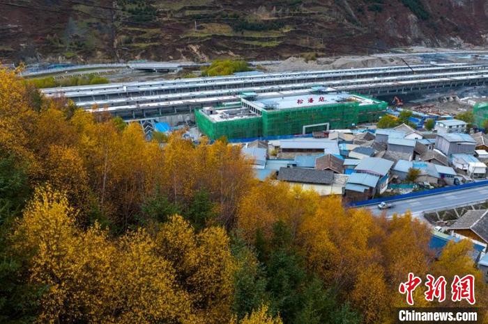 正在建設(shè)的成蘭鐵路松潘站?！⒅铱?攝