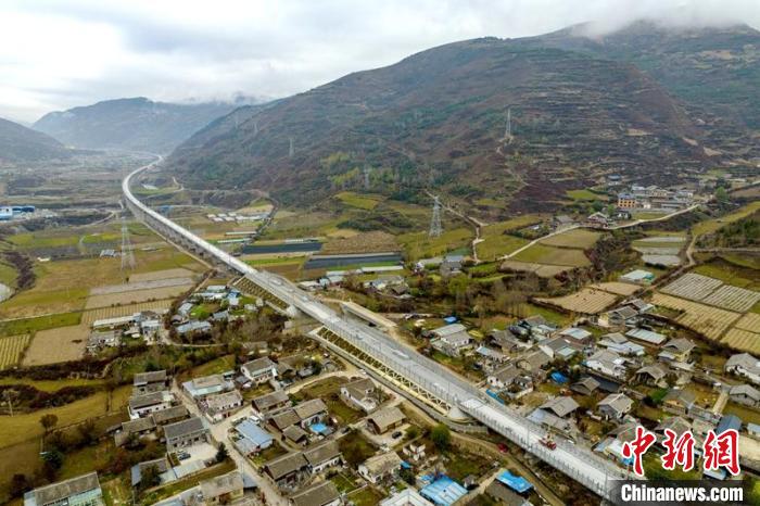 成蘭鐵路松潘右所屯岷江雙線特大橋?！⒅铱?攝