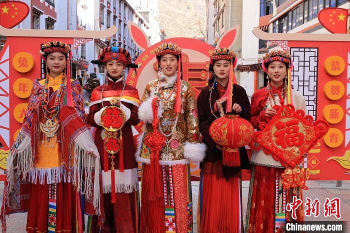 丹巴美女送祝福，迎新年。　李永安 攝