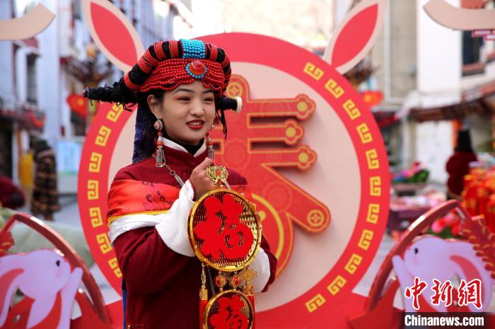 身著嘉絨藏族服飾的丹巴女孩送祝福。　吉靜 攝