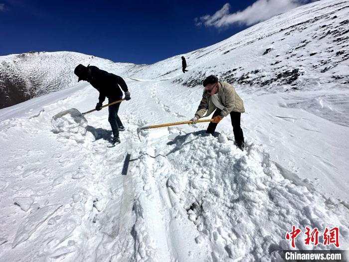 圖為生態(tài)管護人員在巡護道路上清雪?！《“瓦_杰 攝