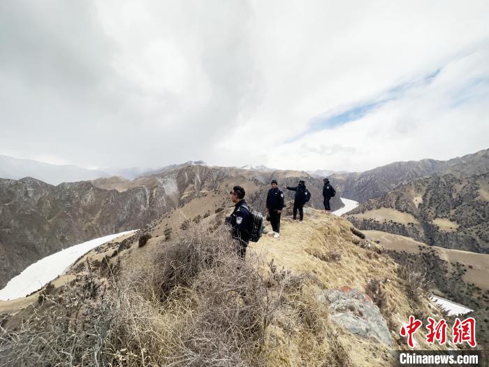 圖為曲麻萊縣崗當村的生態(tài)管護人員開展巡護?！《“瓦_杰 攝
