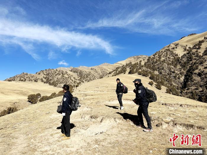 圖為生態(tài)管護人員開展巡護?！《“瓦_杰 攝