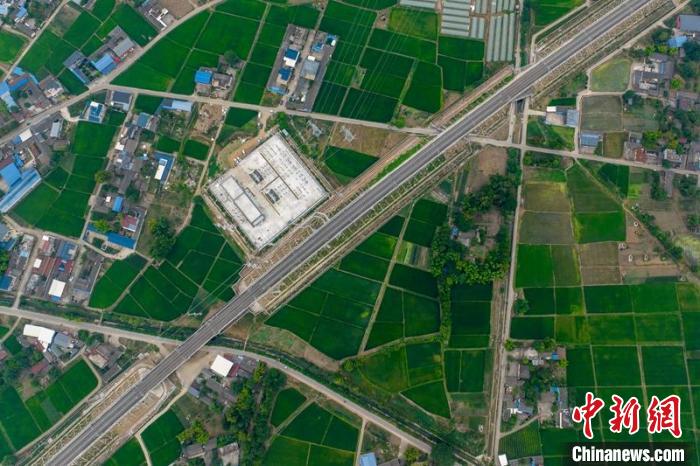 空中俯瞰綿竹牽引變電所和川青鐵路成黃段鐵路線?！⒅铱?攝