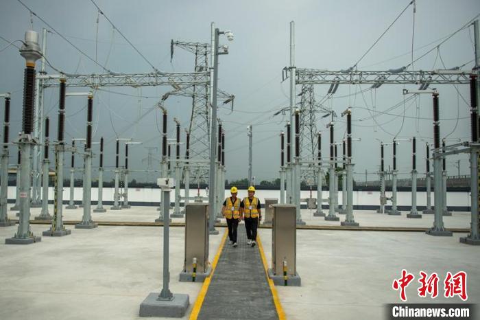 工作人員正在綿竹牽引變電所內(nèi)巡查設(shè)備受電運行情況?！⒅铱?攝