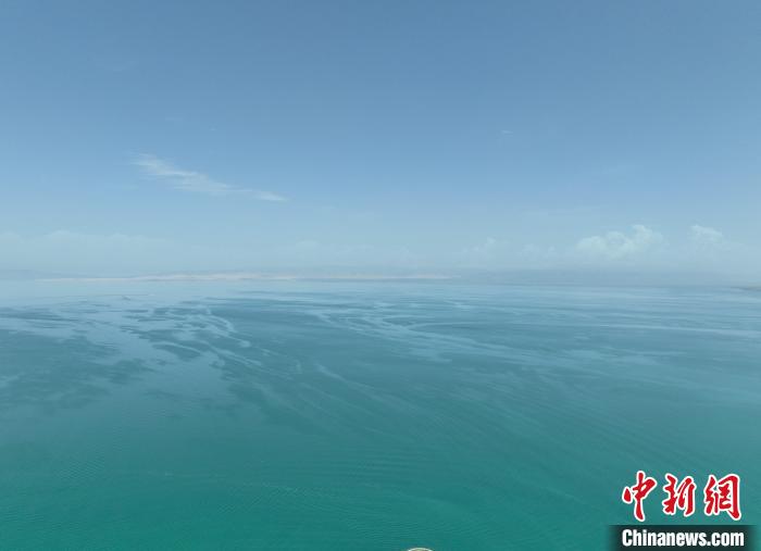 圖為航拍仲夏時節(jié)，青海湖水天一色?！∑钤鲚?攝