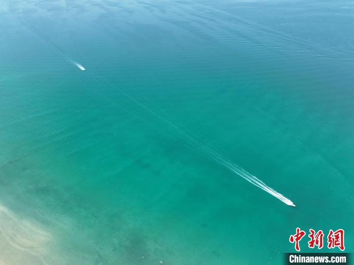 圖為航拍仲夏時節(jié)，青海湖湖水碧波蕩漾。　祁增蓓 攝