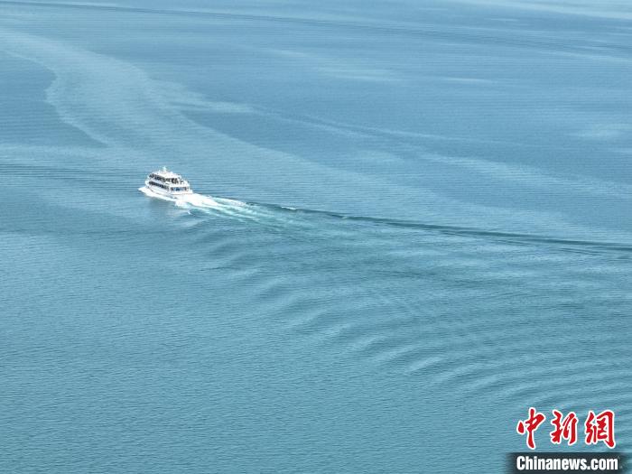 圖為航拍仲夏時節(jié)，青海湖湖水碧波蕩漾?！∑钤鲚?攝