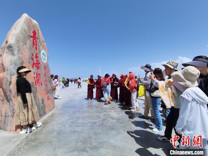 圖為航拍青海湖美景引游客拍照打卡?！∑钤鲚?攝