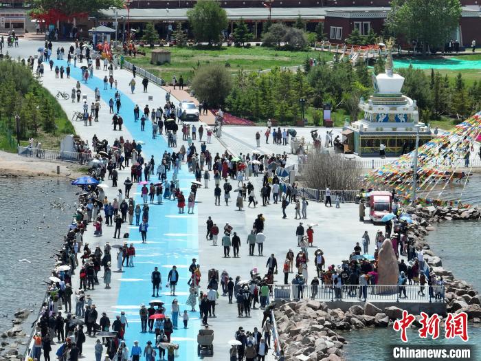 圖為航拍青海湖二郎劍景區(qū)游客眾多?！∑钤鲚?攝