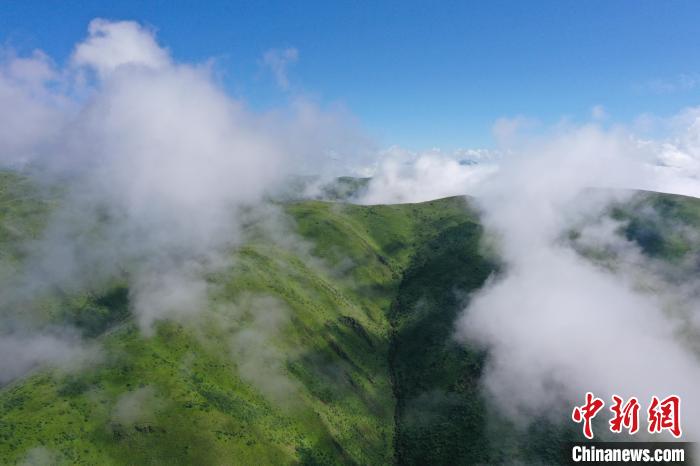 航拍賽來塘鎮(zhèn)山間云霧繚繞?！●R銘言 攝