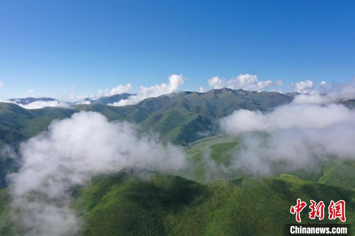 航拍賽來塘鎮(zhèn)山間云霧繚繞?！●R銘言 攝