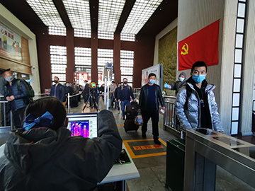 拉薩火車站工作人員對(duì)出站旅客進(jìn)行紅外線測(cè)溫。趙越拍攝.jpg