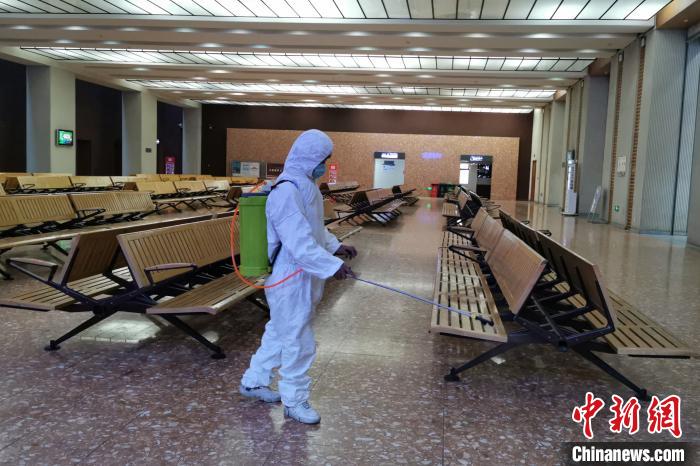 圖為拉薩車站工作人員在候車室進(jìn)行消毒?！±詈Ｐ?攝
