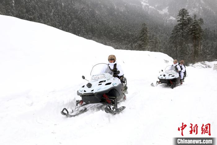 圖為雪地摩托車開路。　薛金博 攝