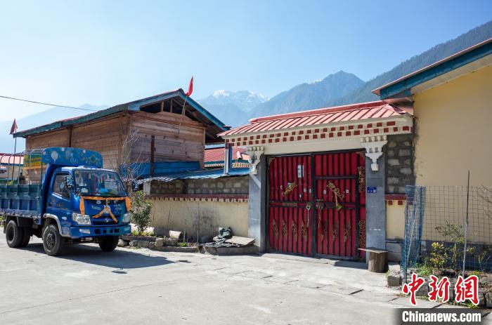圖為林芝下察隅鎮(zhèn)布巴村村民家門口停放著貨運車輛。　江飛波 攝