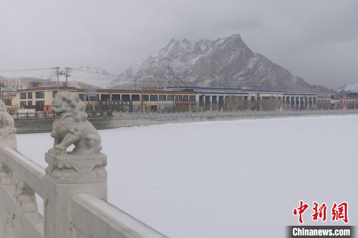 圖為2月5日傍晚時(shí)分的西藏阿里獅泉河鎮(zhèn)雪景?！⊥跏啦?攝