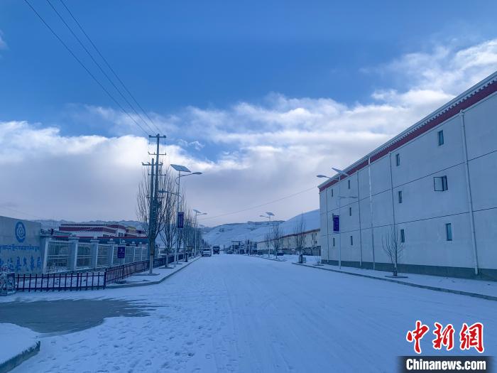 圖為西藏札達(dá)縣街道被積雪覆蓋。　強(qiáng)久 攝