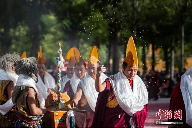 資料圖：扎什倫布寺跳神活動結(jié)束后，僧眾依次拋撒“切瑪”盒中的青稞祈福。<a target='_blank' ><p  align=