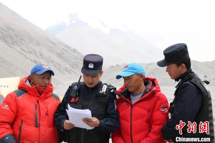 又到珠峰登山季西藏移民管理警察開啟護航模式