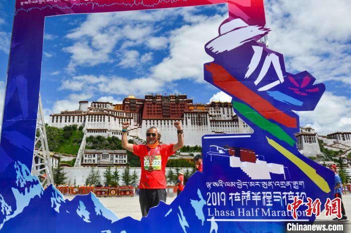 資料圖為2019年8月18日，拉薩舉行半程馬拉松賽。　江飛波 攝