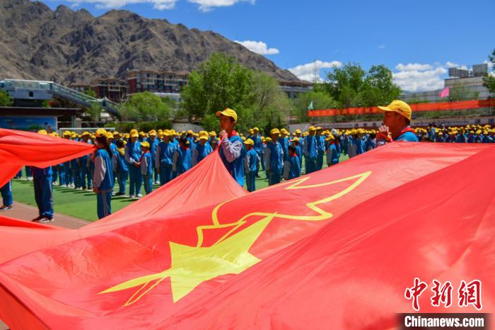 圖為拉薩市堆龍德慶區(qū)堆龍姜昆黃小勇希望小學(xué)學(xué)生在操場入隊(duì)儀式?！∝暩聛硭?攝