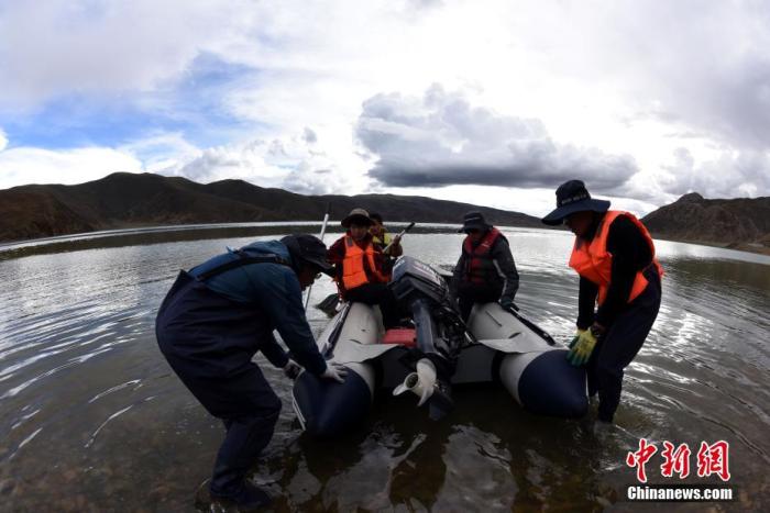 圖為科考隊員準(zhǔn)備乘快艇前往浪錯湖中心開展科考作業(yè)。 <a target='_blank' ><p  align=