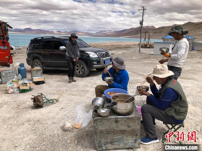 在“世界屋脊”上作業(yè)，中國(guó)科考隊(duì)員衣、食、住、行有何特色？