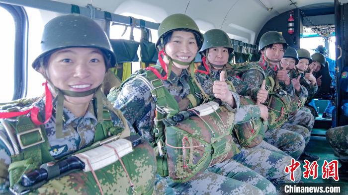 圖為女兵們在直升機(jī)上準(zhǔn)備跳傘。　王述東 攝