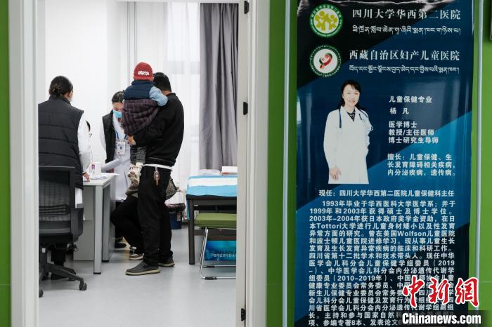 圖為四川大學華西第二醫(yī)院專家接診?！〗w波 攝