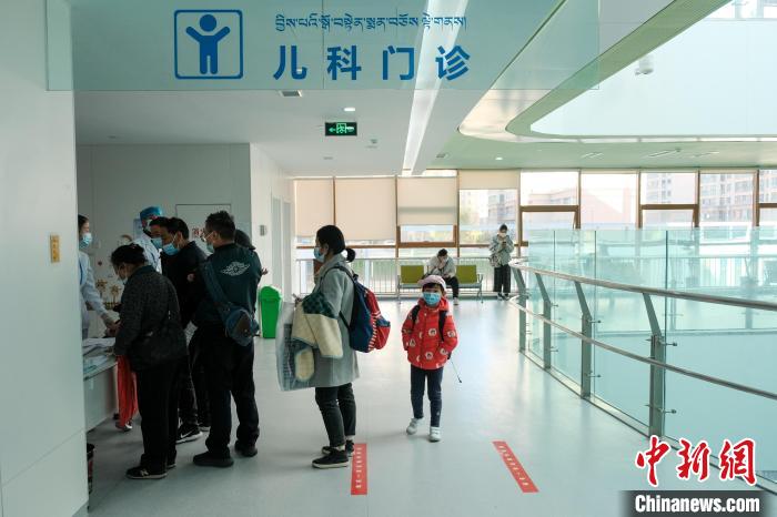 圖為兒科義診接診現(xiàn)場?！〗w波 攝