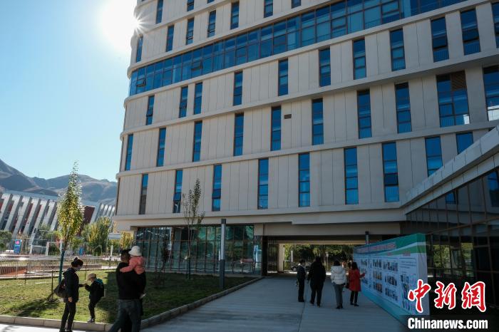 因疫情防控需要，此次義診活動進行了人數(shù)限定。圖為西藏民眾帶著孩子到醫(yī)院就診?！〗w波 攝