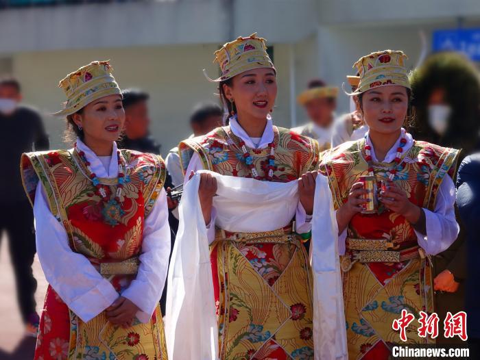 圖為身著節(jié)日盛裝的藏族姑娘?！∪轿木?攝