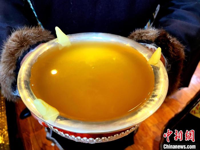 圖為青稞酒?！∪轿木?攝
