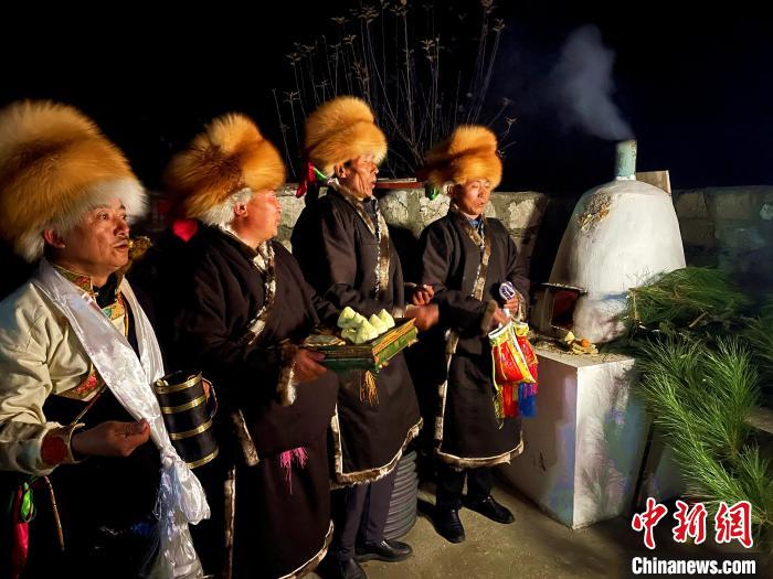圖為除夕之夜進行的驅(qū)鬼儀式?！∪轿木?攝
