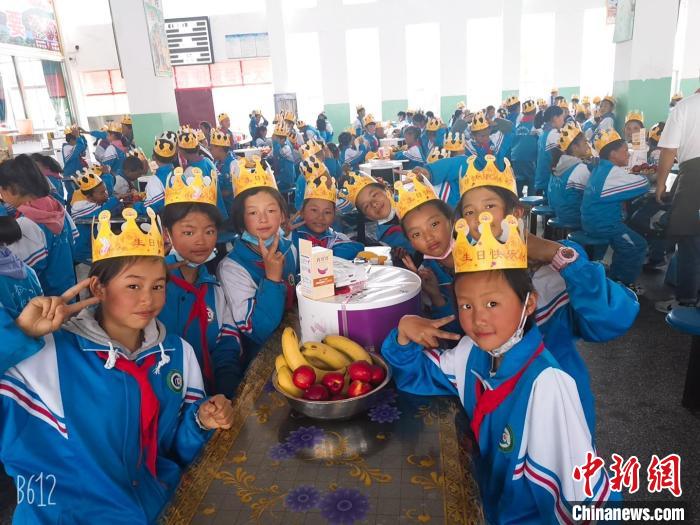 圖為加查縣安繞鎮(zhèn)小學(xué)學(xué)生集體過六一兒童節(jié)?！“怖@鎮(zhèn)小學(xué)供圖