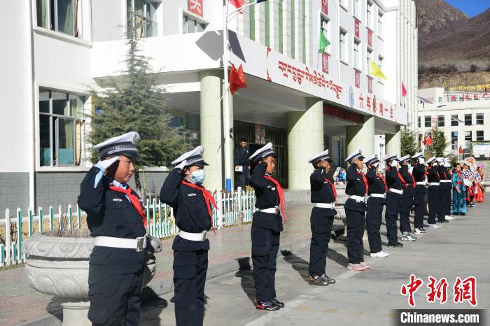 圖為加查縣安繞鎮(zhèn)小學(xué)學(xué)生爭當(dāng)“小交警”體驗(yàn)交警工作?！∝暩聛硭?攝