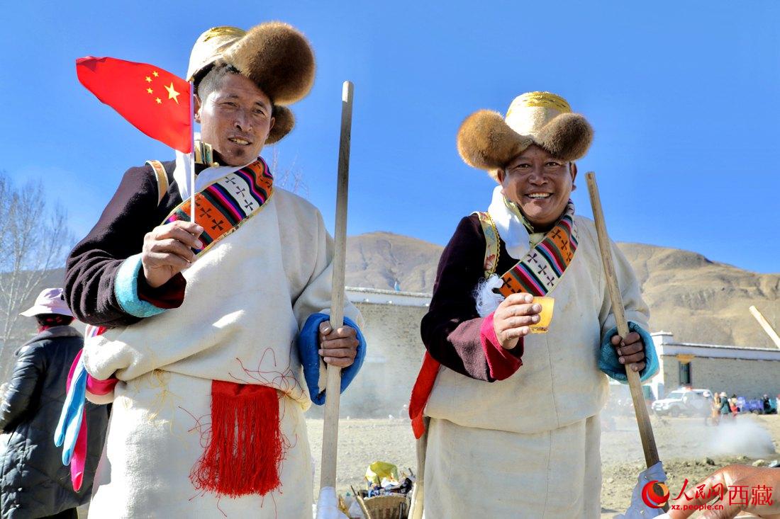 互敬青稞酒，祈福一年的豐收。人民網(wǎng) 次仁羅布攝