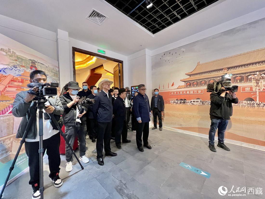 參觀《“讀城——大美北京”西藏巡展》展廳。 人民網(wǎng) 次仁羅布攝