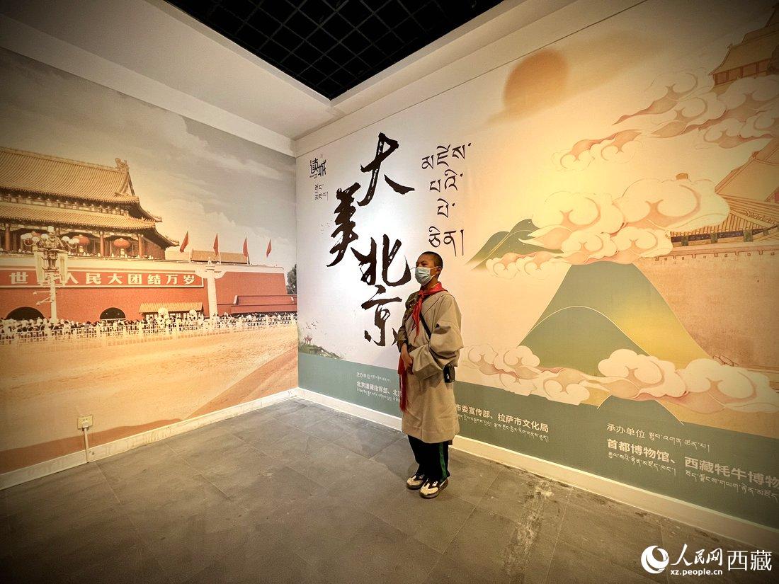 拉薩市北京實驗中學(xué)的學(xué)生講解員進行講解。人民網(wǎng) 次仁羅布攝
