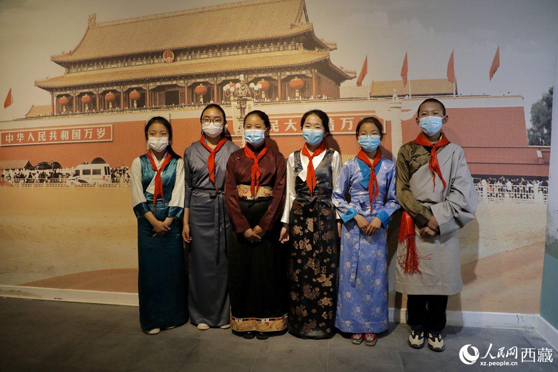 拉薩市北京實驗中學(xué)的小講解員們。人民網(wǎng) 次仁羅布攝