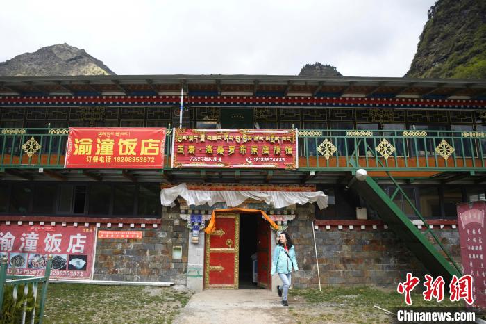 玉麥鄉(xiāng)里修建了飯店與旅館。　楊華峰 攝