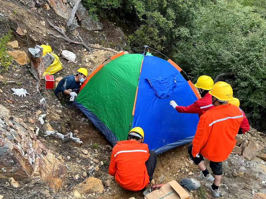 9月15日，電力施工人員正在施工點(diǎn)附近搭建暫居帳篷。白瑪多吉攝