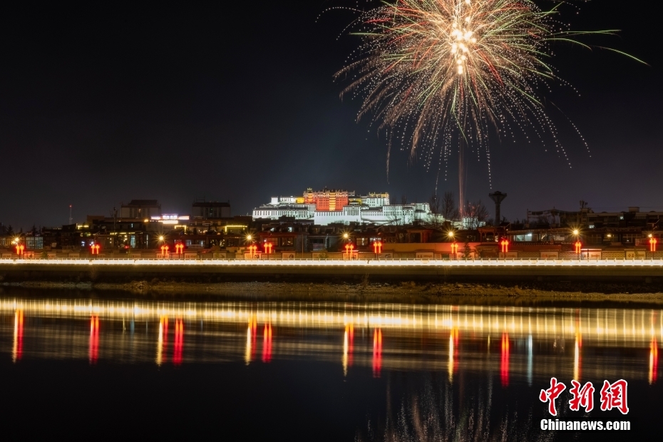 資料圖為2022年3月1日，拉薩迎來藏歷新年“古突夜”，煙花與被燈光照亮的布達(dá)拉宮交相輝映。 <a target='_blank' href='/'><p  align=